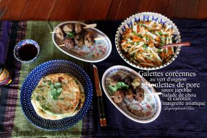 Recette Galettes coréennes au vert d'oignon - boulettes de porc sauce japchae - salade de chou et carotte vinaigrette asiatique