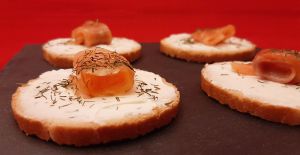 Recette Toast saumon fromage frais (Boursin, St Môret, Kiri). Une recette de canapés pour l’apéro