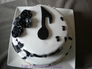Recette Gâteau "Notes de Musique" en noir et blanc (pâte à sucre)