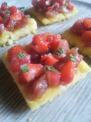 Recette Tartare de tomates et fraises sur carrés de polenta