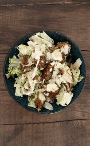 Recette Salade César gourmande, poulet en panure de bretzel et Sauce césar à l’huile d’Argan