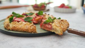 Recette Tarte rustique fraise rhubarbe