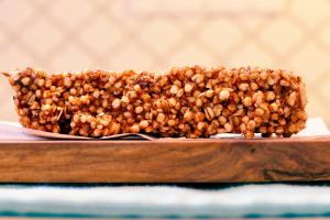 Recette Barres ou carrés au quinoa soufflé, à l’avoine, dattes et miel (et plus)