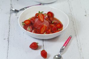 Recette Nage de fraises à l’orange et basilic et sorbet express