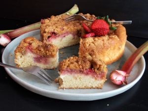 Recette Crumb cake rhubarbe, fraise et fève tonka