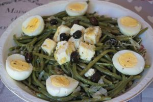 Recette Salade de haricots verts et fromage de brebis olives noires à la grecque et œufs durs