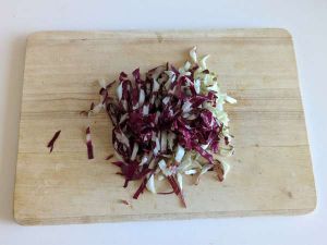 Recette Pâtes crémeuses à l’endive rouge, bacon croustillant et noix : recette rapide et irrésistible