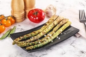 Recette Recette des « Asperges grillées au parmesan et zesté de citron » que tout le monde copie des chefs parisiens