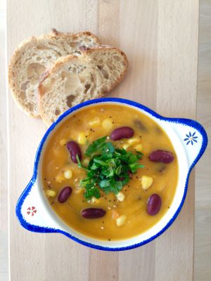 Recette Quotidien végane #8 : Soupe de patates douces aux haricots rouges & maïs (sans gluten)