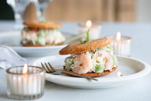 Recette Sablés au parmesan, salade de crevettes au kiwi et céleri