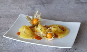 Recette Carpaccio d'ananas, caramel d'agrumes au rhum et poivre de Kampot