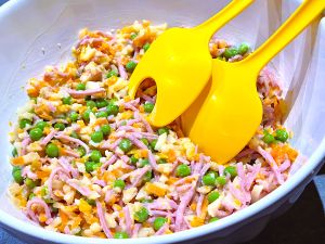 Recette Salade russe au céleri-rave, carottes, petits pois, jambon