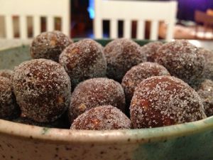 Recette Boules de Noël aux biscuits, amandes, cacao et rhum, sans cuisson