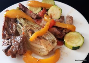 Recette Côtes échine aux légumes rôtis : fenouil, courgette, poivron