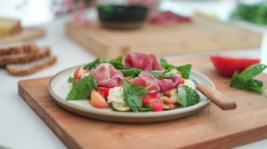 Recette Salade de courgettes au parmesan, burrata, pêche et jambon cru