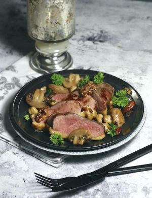 Recette Magret rôti au miel et poêlée de champignons aux fruits secs