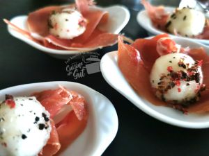 Recette Billes de poires parfumée sur lit de Prosciuto : Une idée apéritive trop facile à faire !