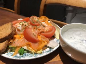 Recette Salade colorée au saumon fumé sauce yaourt