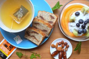 Recette Petit déjeuner : Porridge aux graines de chia, pain de banane, thé vert et fruits