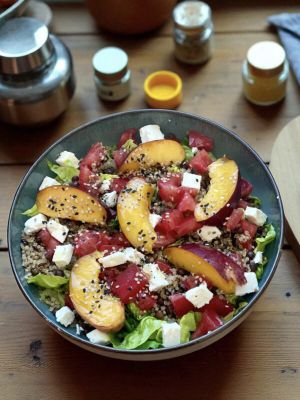 Recette Salade quinoa, lentilles, pêche & feta végétale