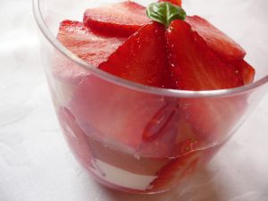 Recette Panna cotta à la purée de fraises et citron vert, gelée de basilic : juste quelques phrases