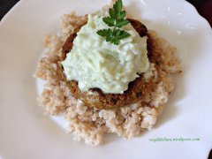 Recette Riz complet accompagné d’un burger vegan/ Cơm lức với chả okara thuần chay