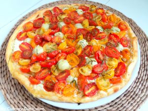 Recette Tarte aux tomates cerises multicolores, concombre (ou courgettes) et fromage frais (Pie with multicolored cherry tomatoes, cucumber (or zucchini) and fresh cheese
