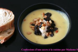 Recette Crème de courgette au fromage frais, olives noires, pignons de pins
