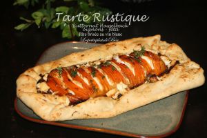 Recette Tarte rustique à la butternut hasselback, feta et oignons (pâte brisée au vin blanc)