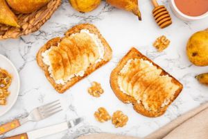 Recette Tartine crémeuse au chèvre et miel de montagne : douce, salée et d’une simplicité frappante