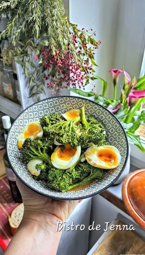 Recette Brocoli vapeur, sauce cacahuète et œufs à la mimolette