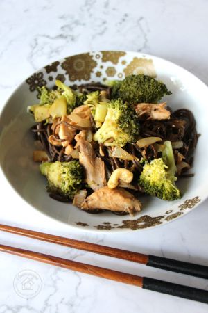 Recette Nouilles sautées aux brocolis, noix de cajou et poulet