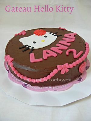 Recette Gateau Hello Kitty , glaçage au chocolat brillant et décors en pâte à sucre