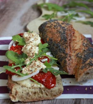 Recette Sandwich-baguette au houmous, tomates séchées et roquette