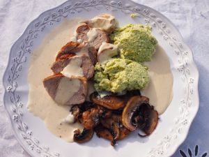 Recette Filet mignon de porc, mousse de brocolis & poêlé de champignons de Paris