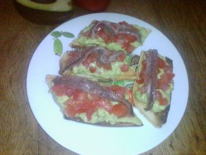 Recette Crostinis avocat, tomates et anchois