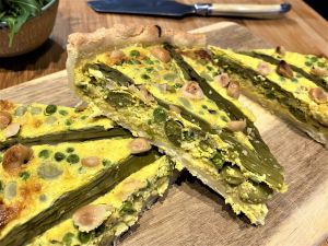 Recette Tarte aux asperges, noisettes, fèves et petits pois au curry