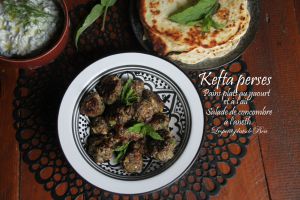 Recette Kefta perses, pains plats au yaourt et à l'ail et salade de concombre à l'aneth