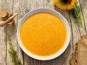 Recette Soupe de poivron à la ricotta, miel et romarin