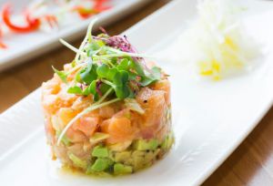 Recette Pourquoi le tartare de saumon et d’avocat à la coriandre est le plat dont tout le monde parle
