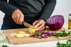 Recette This $5 Ikea Find Is One of My Most Reached-for Cutting Boards