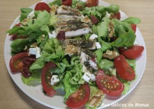 Recette Salade au poulet, tomates, féta , cranberries et noix