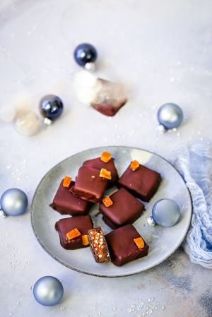 Recette Chocolats maison vegan aux dattes, orange et noisettes