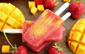 Recette Popsicle aux fraises, mangues et graines de chia
