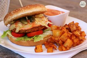 Recette Burger de lentilles, sauce rose et pommes de terre rôties au paprika, pour un fast food vegan!