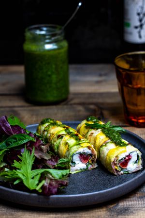 Recette Rouleaux de courgettes au jambon cru, à la mozzarella, aux figues et au pesto