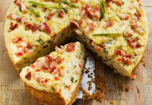 Recette Gâteau poireaux, lardons et fromage au Thermomix : le plat qui fait rimer « délicieux » avec « facile » !