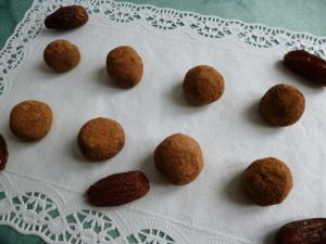 Recette Truffes 100% crues cacao caroube aux dattes et au chia (diététiques, véganes, sans sucre ajouté ni gluten et riches en fibres)
