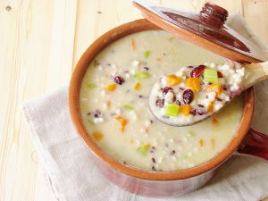 Recette Soupe vegan a l'orge perlee, riz nerone et cranberries