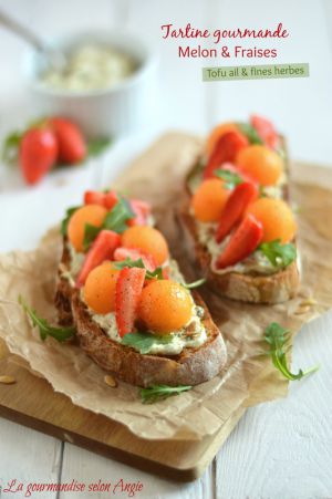 Recette Tartine fraises-melon {à l'ail & aux fines herbes} #vegan